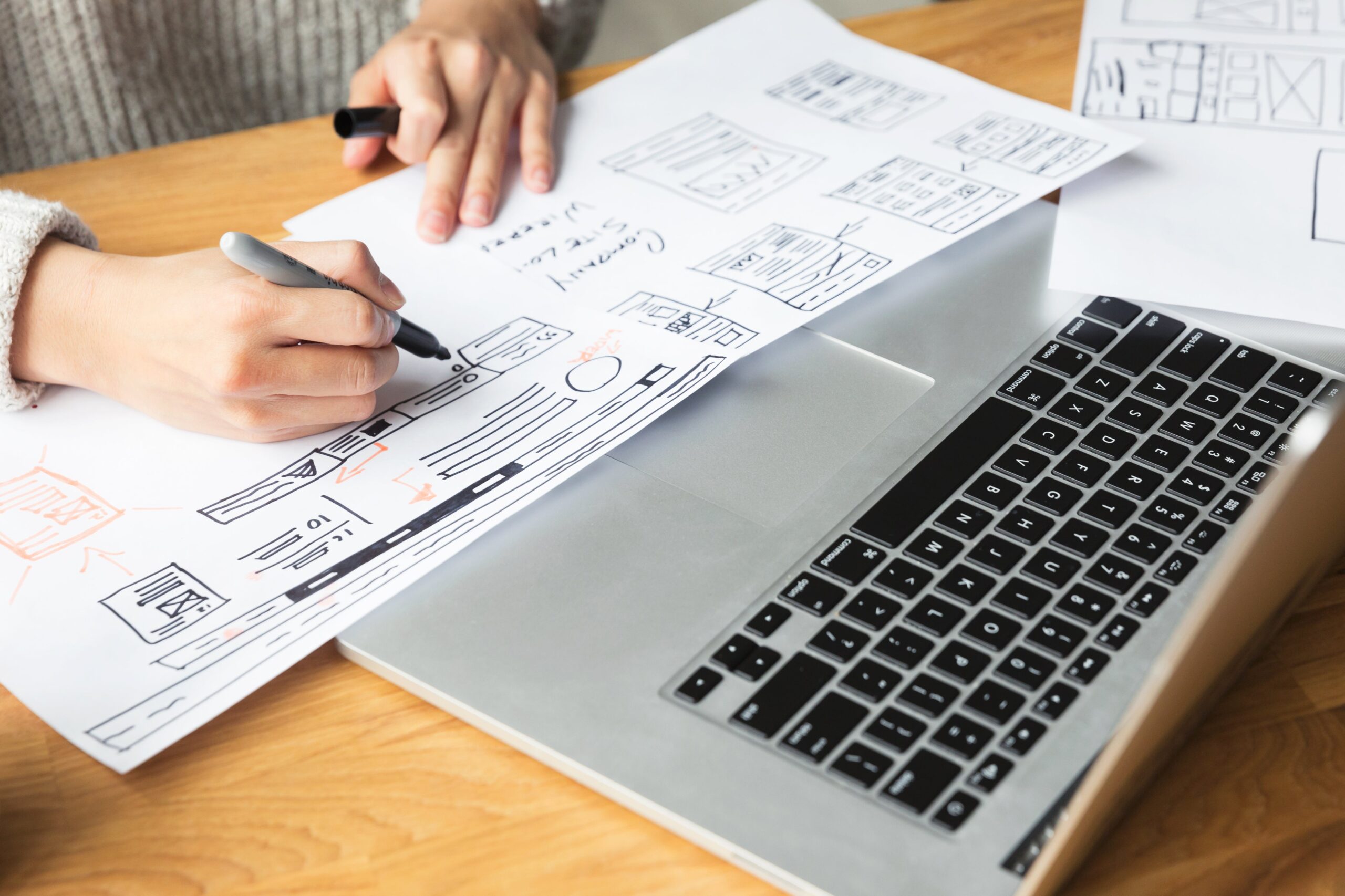 Designer a desenhar maquete de website